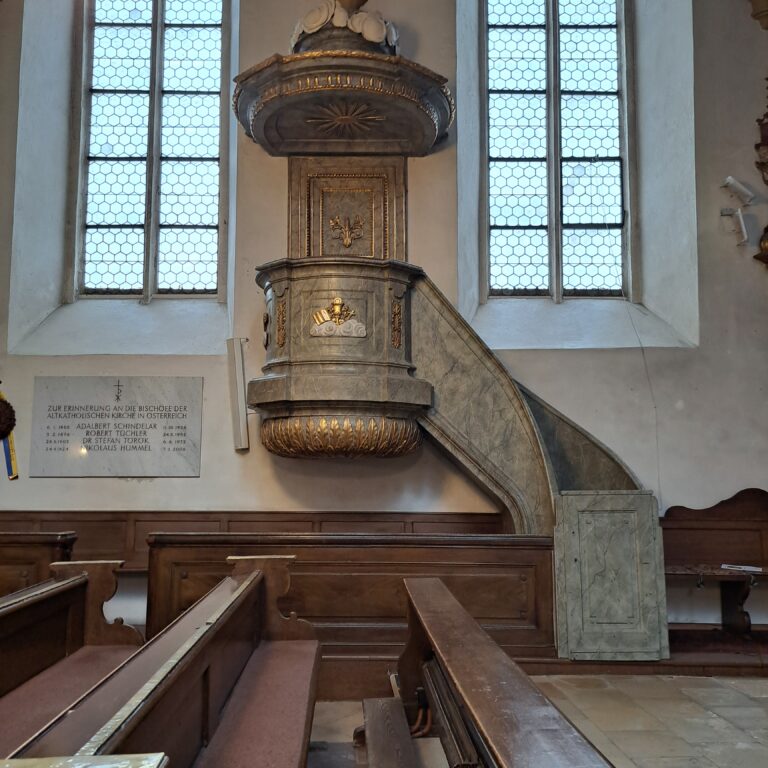 die historische Kanzel von Sankt Salvator in Wien, 1832 renoviert, in seiner heutigen Pracht.