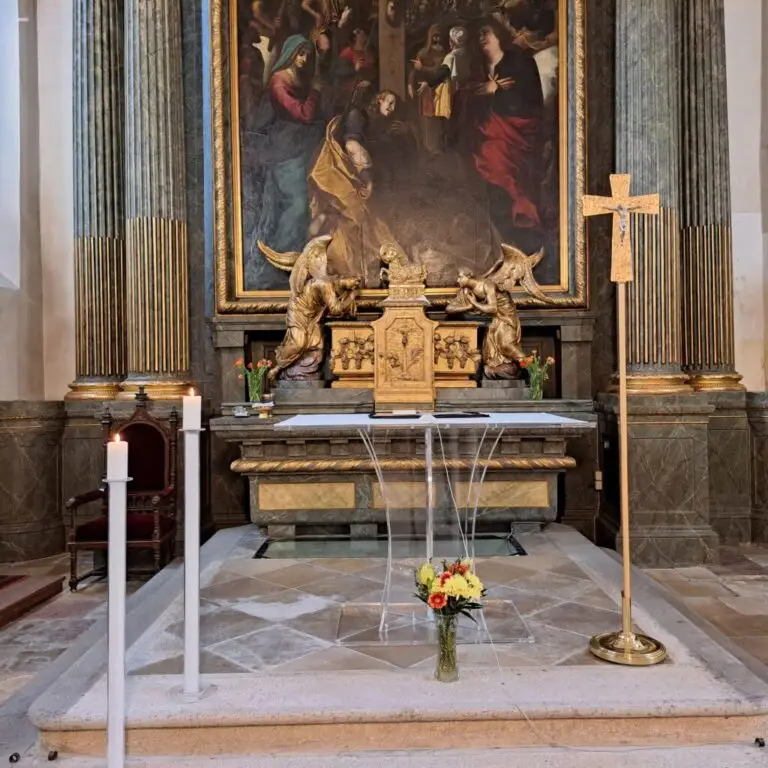 die altkatholische Kirche geht mit der Zeit und hat einen modernen Plexiglas-Altar bekommen, dieser passt gut in die alte Kirche