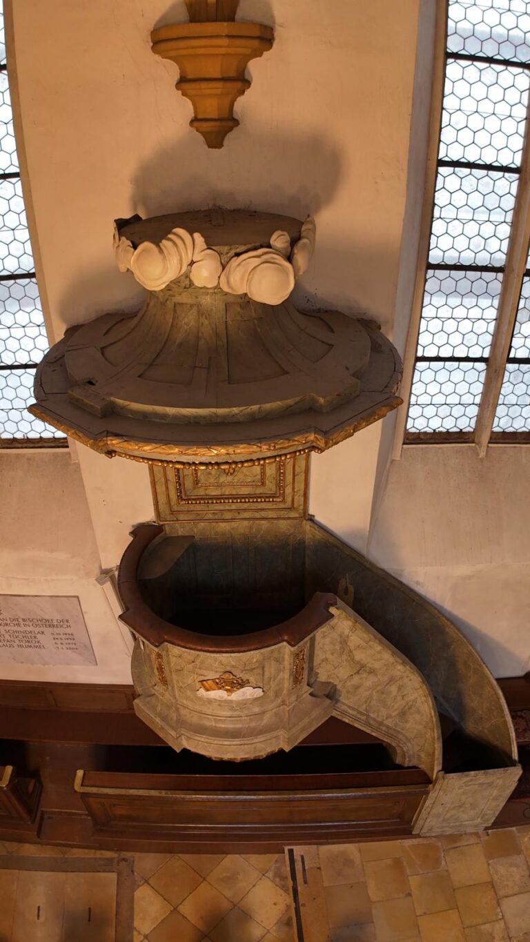 Drohnenansicht der Marmor-Kanzel mit Stiegenaufgang und Dach, die Tür ist versperrt