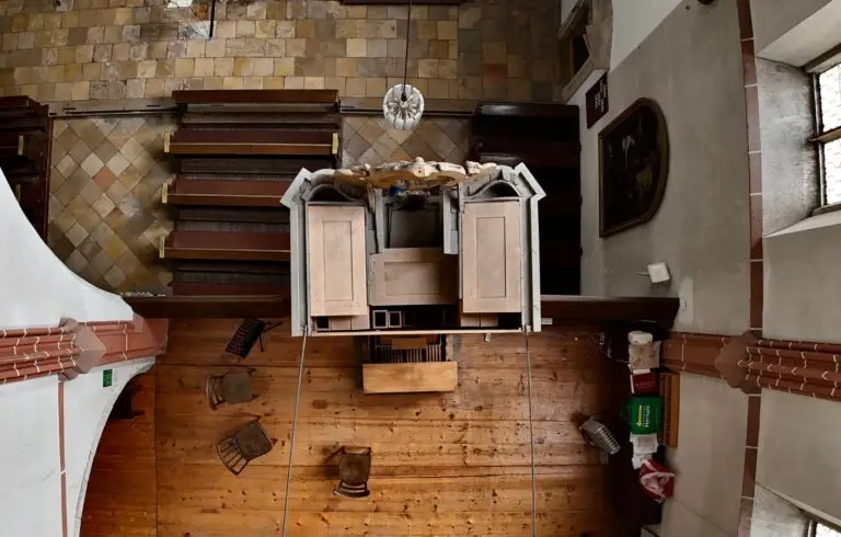 Drohnenansicht der barocken Orgel in der Sankt Salvator Kirche in Wien, man sieht die Empore und im Parterre die Kirchenbänke