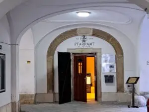 Altkatholisches Pfarramt Wien Innen Die offene Eingangstüre des altkatholischen Pfarramts in Wien Innen, Sankt Salvator. Heimeliges Licht lädt zum Hereinkommen ein.