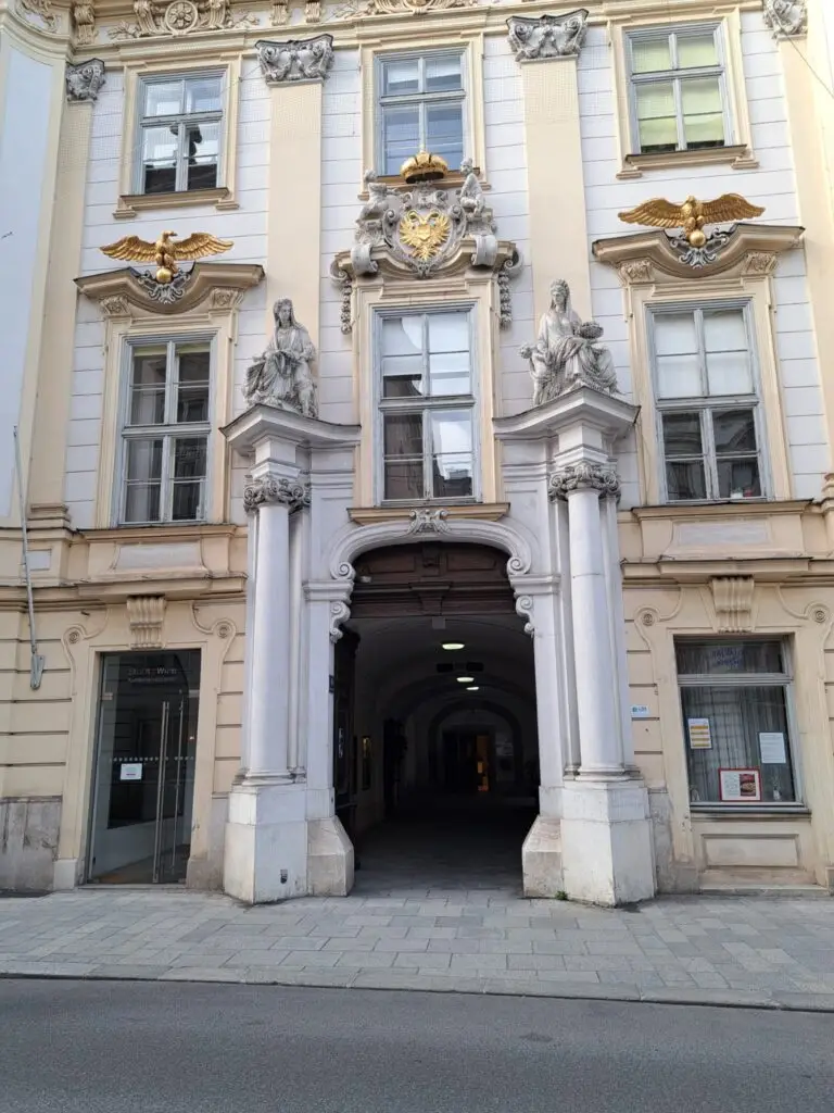 Eingang in das alte Rathaus in der Wipplingerstraße - ein großes altes Holztor mit barocken Säulen