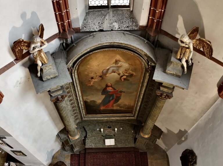 Nebenaltar der altkatholischen Salvatorkirche in Wien aus der Sicht einer Drohne von oben
